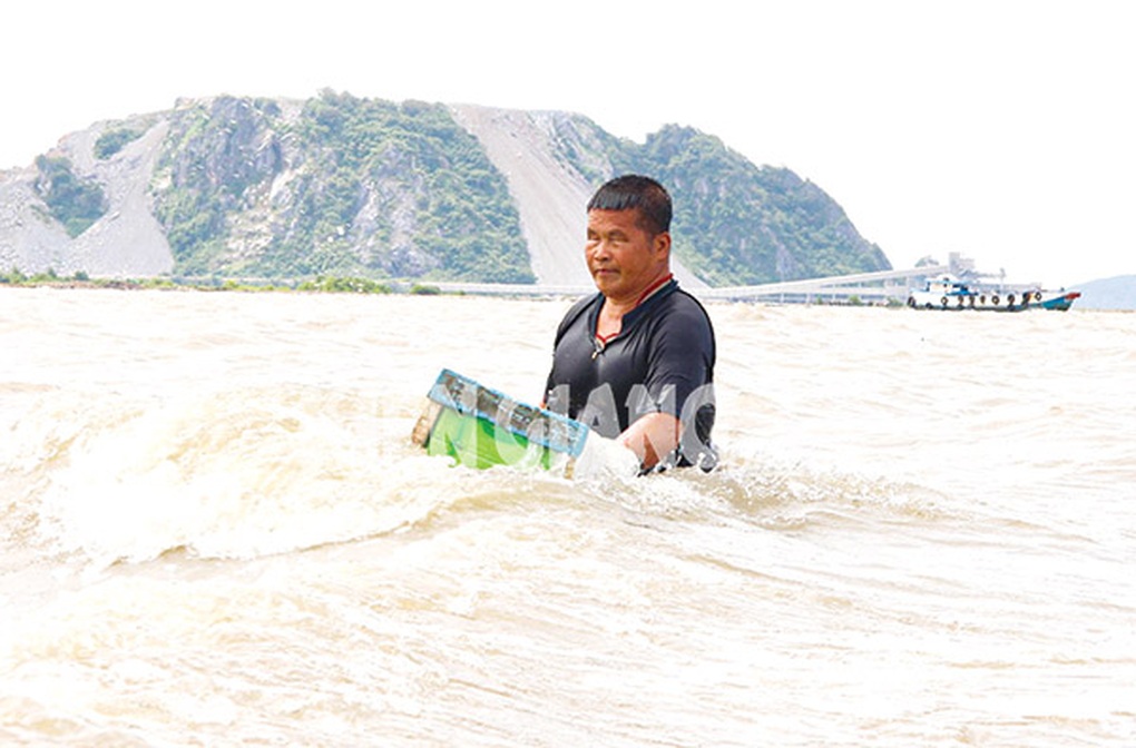Người đàn ông mù lặn như rái cá, bắt cá thiện xạ, cả làng phục sát đất - 1 Người đàn ông mù lặn như rái cá, bắt cá thiện xạ, cả làng phục sát đất - 1