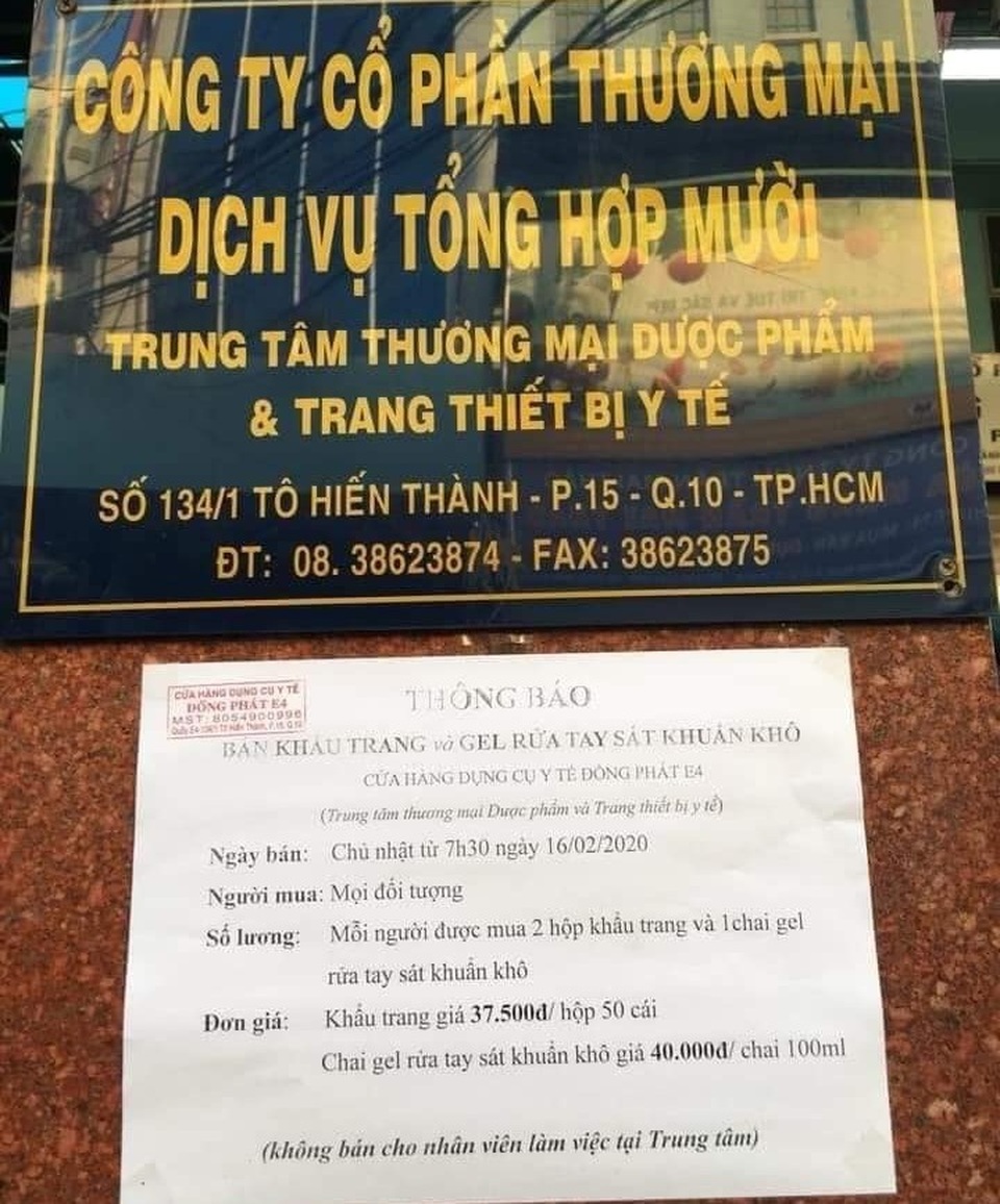Ngàn người “rồng rắn” mua khẩu trang, dân buôn đòi 470.000 đồng/hộp - 2 Ngàn người “rồng rắn” mua khẩu trang, dân buôn đòi 470.000 đồng/hộp - 2