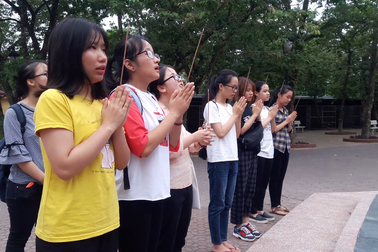 Nhiều học sinh mang hương hoa cầu may tại tượng cụ Phan Bội Châu trước ngày thi