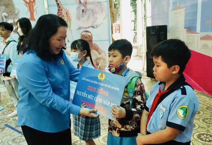 Bà Lê Thị Kim Thúy, Phó Chủ tịch LĐLĐ TP Hồ Chí Minh trao học bổng cho con em công nhân.