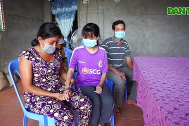Mẹ nghèo cầu cứu tiền chữa bệnh cho con gái trẻ bị ung thư