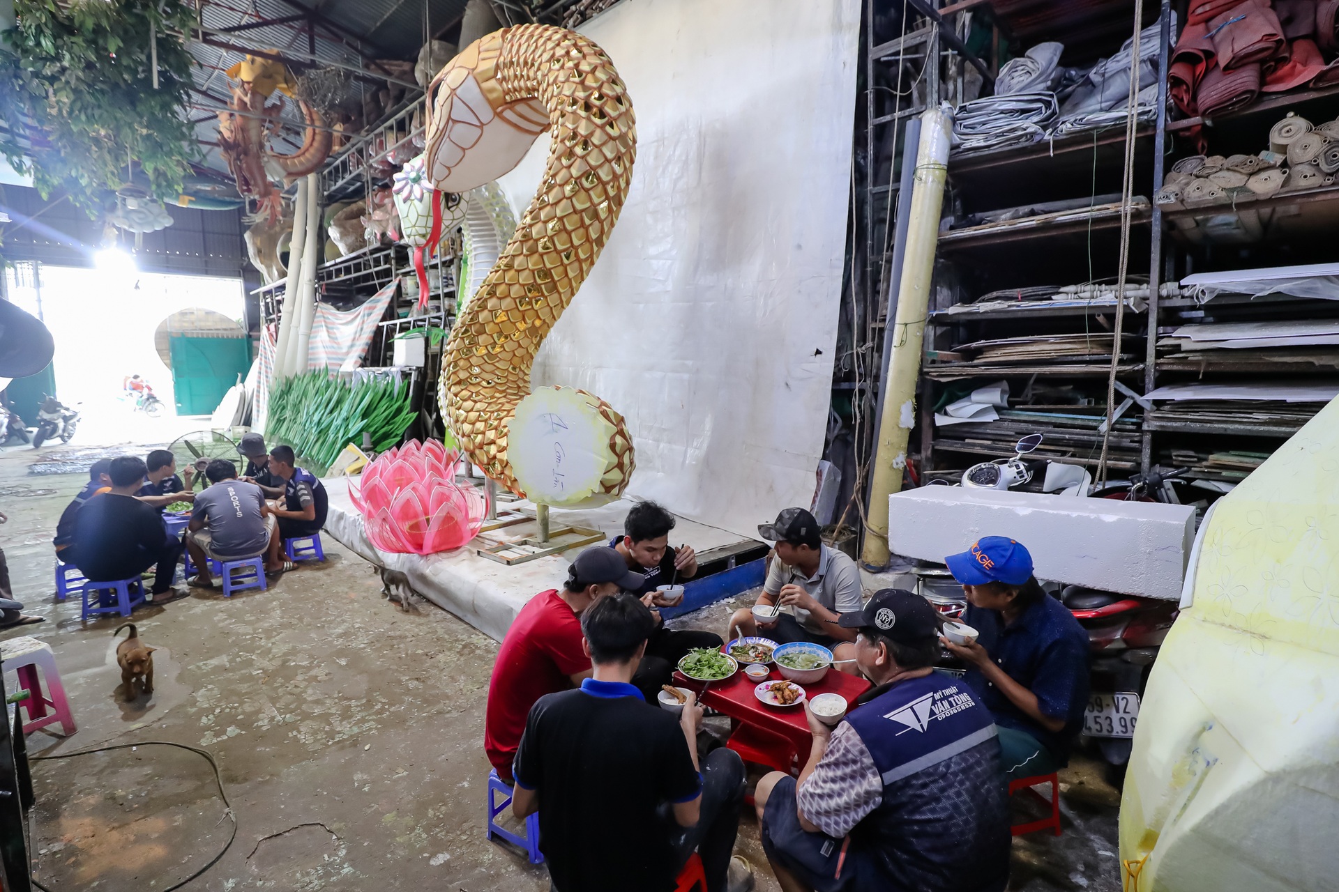 Cận cảnh linh vật rắn khổng lồ ở đường hoa Nguyễn Huệ - 12 Cận cảnh linh vật rắn khổng lồ ở đường hoa Nguyễn Huệ - 12