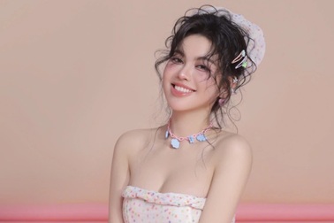 Hoa hậu Nguyễn Phương Anh rạng rỡ đón tuổi 21, hé lộ lý do Nam tiến