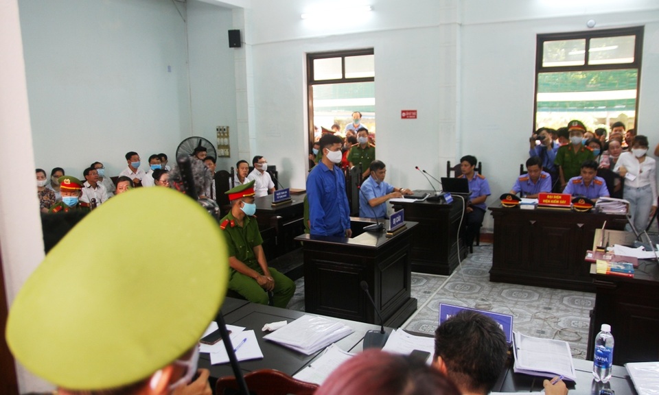 Vì sao hoãn phiên xử vụ bác sĩ hiếp dâm, đánh đập nữ điều dưỡng? - 1 Vì sao hoãn phiên xử vụ bác sĩ hiếp dâm, đánh đập nữ điều dưỡng? - 1