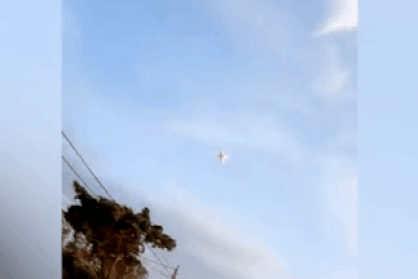 Video máy bay nhào lộn gặp sự cố, lao trúng người xem ở Argentina