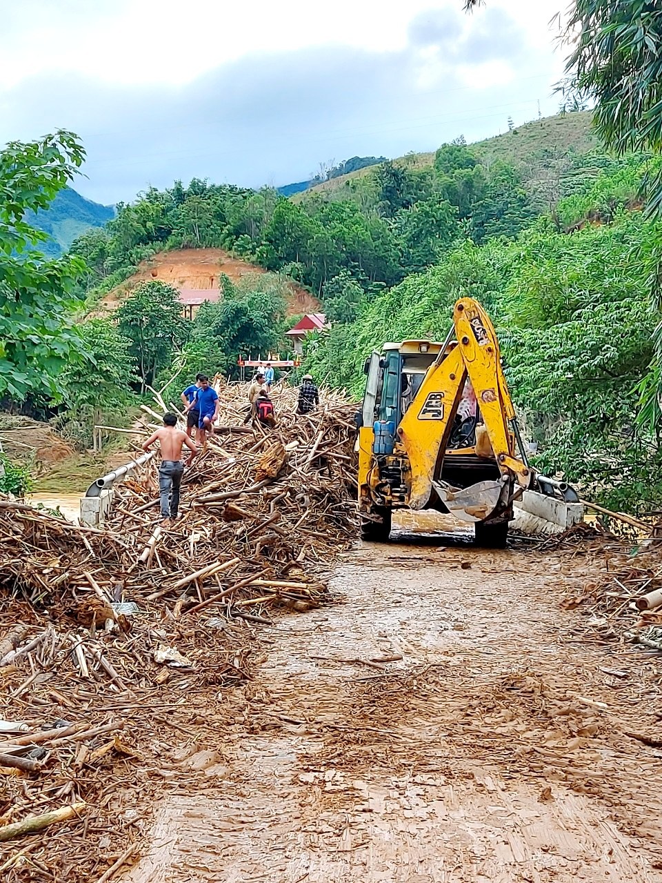 Huyện miền núi Quảng Nam ngổn ngang sau bão số 5 - 12