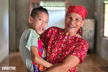 Bà nội già yếu chăm cháu khuyết tật yên tâm sống trong nhà mới