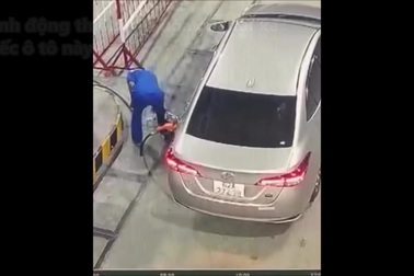Tài xế tại Long An ngồi trên xe thả tiền xuống đất khi đang đổ xăng
