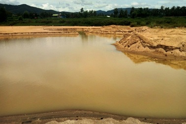 Dân phản đối trưởng thôn được giao quản lý bãi cát bồi, thu phí trái phép