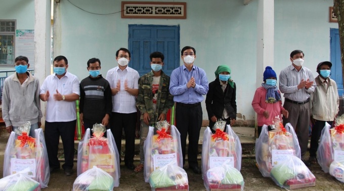 Đồng chí Nguyễn Đình Trung cùng lãnh đạo huyện, xã trao quà Tết tặng người dân buôn Đắk Tuôr