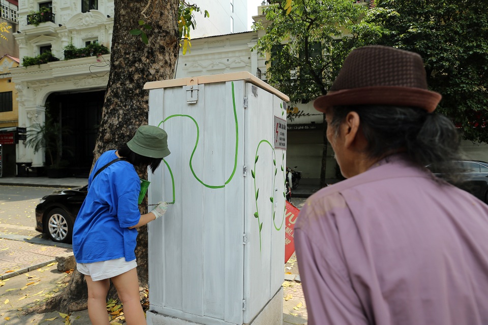 Hà Nội: Độc đáo những bốt điện “mặc áo mới” - 3 Hà Nội: Độc đáo những bốt điện “mặc áo mới” - 3