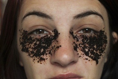 Đánh bay mắt "gấu trúc" bằng những nguyên liệu tự nhiên