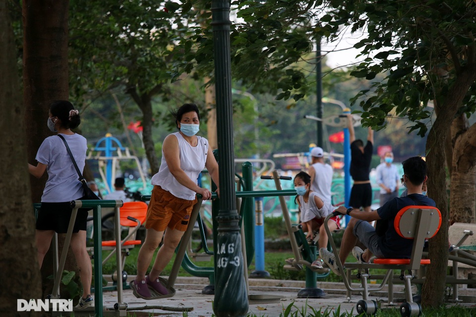 Ngán ngẩm cảnh người dân vượt rào công viên, chui... xuống đất tập thể dục - 3 Ngán ngẩm cảnh người dân vượt rào công viên, chui... xuống đất tập thể dục - 3
