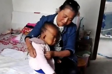 Con trai 30 tuổi trong hình hài đứa trẻ, mẹ già thề chăm sóc suốt đời