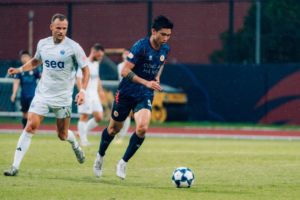 Đoàn Văn Hậu tái xuất trong màu áo CLB Công an Hà Nội - 2