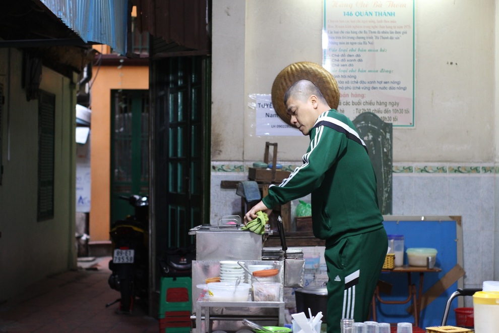 Quán chè nóng ba thế hệ, hơn 40 năm nổi tiếng khắp Hà thành - 1 Quán chè nóng ba thế hệ, hơn 40 năm nổi tiếng khắp Hà thành - 1
