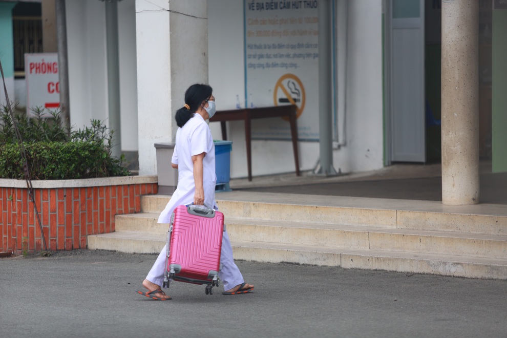 22 nhân viên Bệnh viện Bệnh nhiệt đới TPHCM nghi nhiễm SARS-CoV-2 - 3