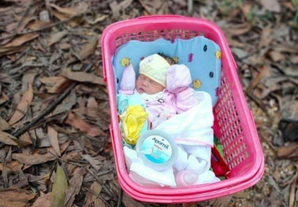 Bé sơ sinh nằm trong giỏ nhựa kèm lời nhắn “không đủ điều kiện nuôi” - 1 Bé sơ sinh nằm trong giỏ nhựa kèm lời nhắn “không đủ điều kiện nuôi” - 1