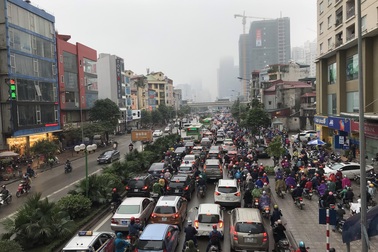 Giao thông phía Tây Nam Hà Nội "tê liệt" trong cơn mưa phùn