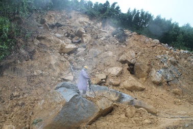 500 hộ dân bị cô lập gần 1 tháng vì sạt lở núi