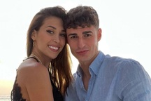 Bạn gái xinh đẹp của Kepa khiến cổ động viên Chelsea ấm lòng