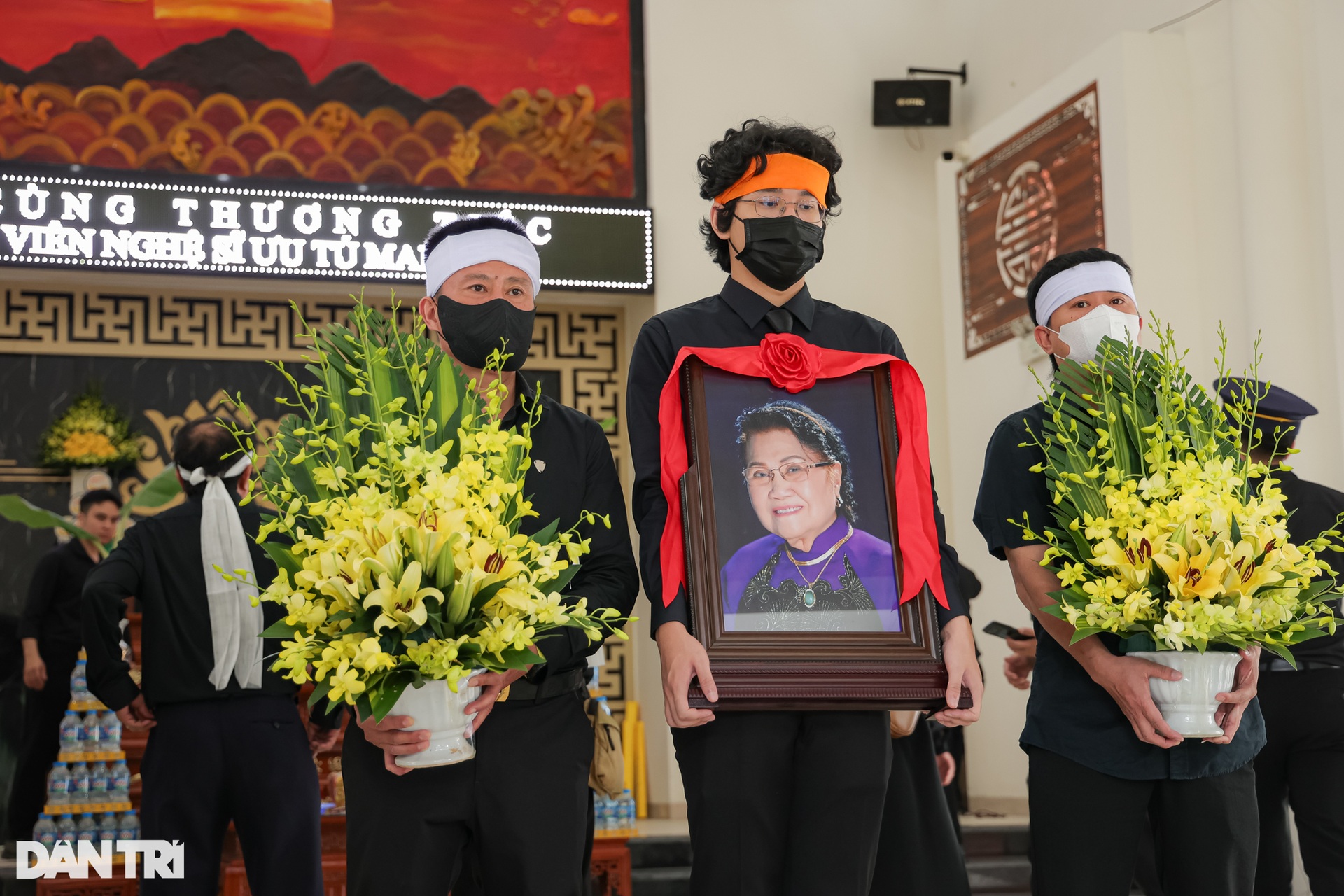 Nghệ sĩ Đức Lưu, Như Quỳnh cùng đồng nghiệp tiễn đưa NSƯT Mai Châu - 12 Nghệ sĩ Đức Lưu, Như Quỳnh cùng đồng nghiệp tiễn đưa NSƯT Mai Châu - 12