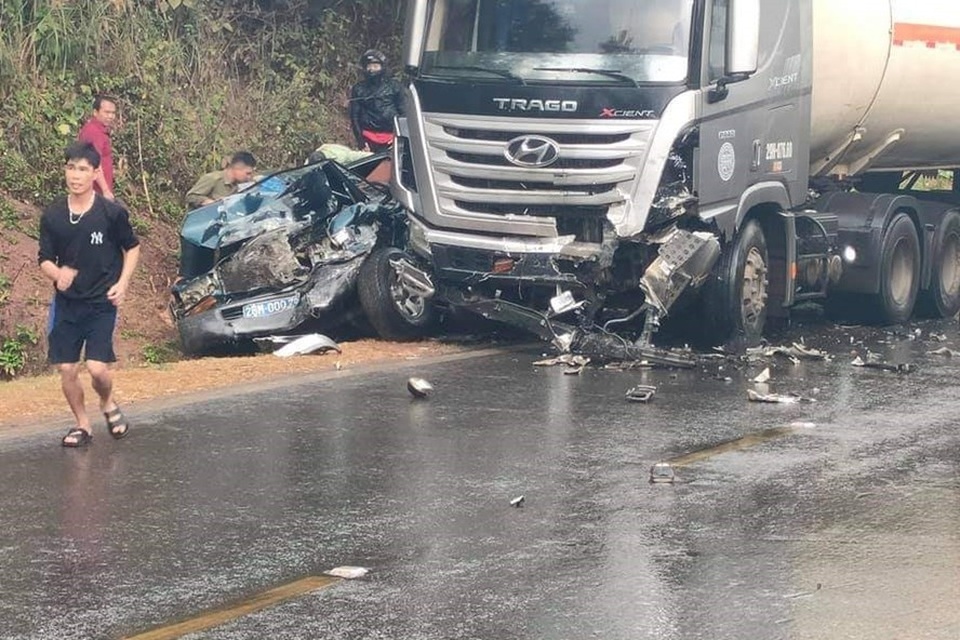 Xe biển xanh va chạm xe bồn, 1 người chết, 6 người bị thương - 1