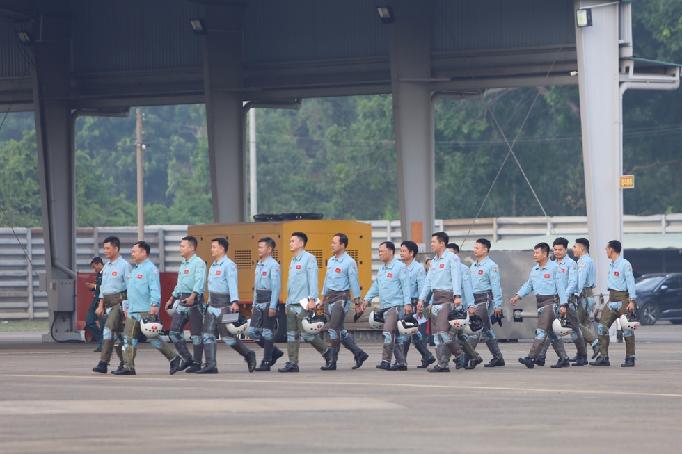 Phi công SU30-MK2 bật mí màn thả bẫy nhiệt mãn nhãn trên bầu trời TPHCM