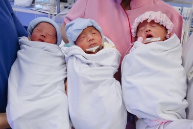 Bác sĩ chẩn đoán song thai, 3 hài nhi chào đời non tháng