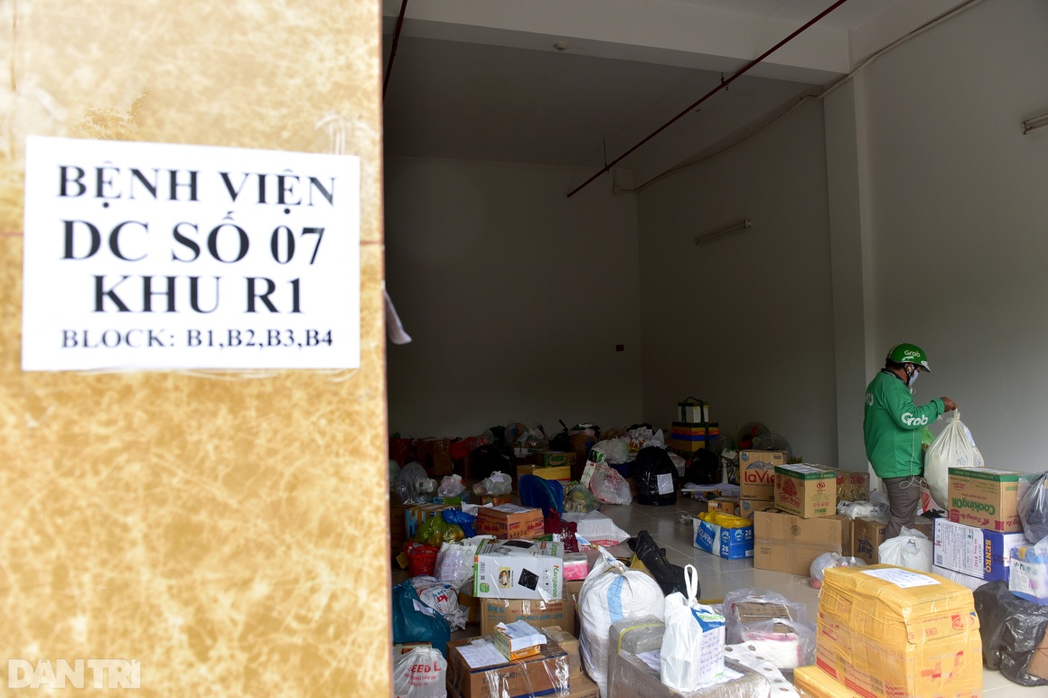 Hàng trăm shipper, người thân xếp hàng tiếp tế đồ cho F0 trong bệnh viện - 10 Hàng trăm shipper, người thân xếp hàng tiếp tế đồ cho F0 trong bệnh viện - 10