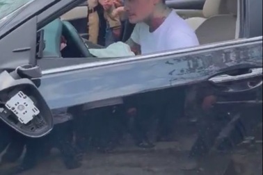 Tài xế ôm vô lăng nhún nhảy sau khi gây tai nạn liên hoàn có quốc tịch Mỹ