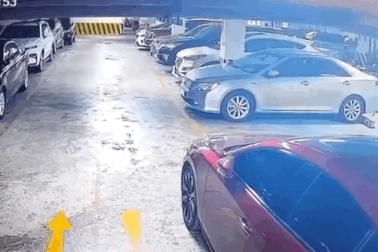 Nữ tài xế gây náo loạn bãi để xe, nghi do nhầm số, nhầm chân ga