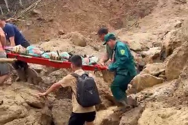 Vô vàn khó khăn cứu hộ nạn nhân vụ sạt lở đất ở Lào Cai