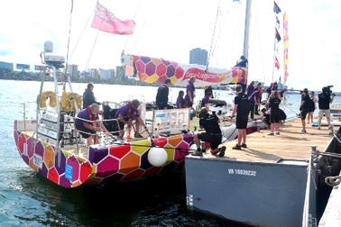 Người dân và du khách được tham quan thuyền buồm miễn phí