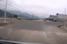 Hai ô tô lao vào nhau vì không giảm tốc độ khi qua ngã tư