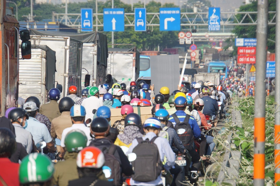 3 xe dồn toa trên quốc lộ, cửa ngõ Sài Gòn ùn tắc hơn 5km - 4 3 xe dồn toa trên quốc lộ, cửa ngõ Sài Gòn ùn tắc hơn 5km - 4