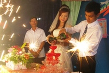 Đám cưới cảm động của đôi bạn trẻ khuyết tật