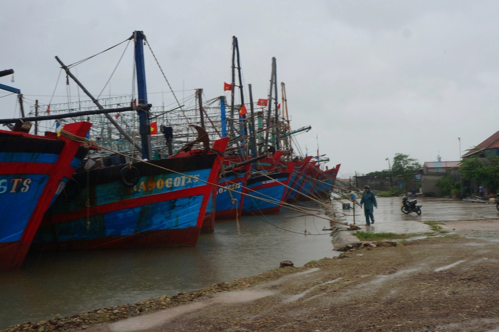 Một ngư dân bị đuối nước vì giúp đỡ người khác trục vớt tàu chìm - 1 Một ngư dân bị đuối nước vì giúp đỡ người khác trục vớt tàu chìm - 1