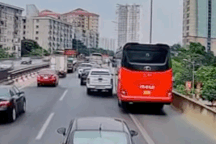Tài xế xe bán tải kiên quyết chặn xe khách chạy vào làn dừng khẩn cấp