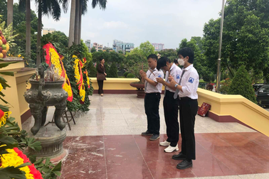 Ba đảng viên học sinh trường Amsterdam dâng hương các anh hùng liệt sĩ