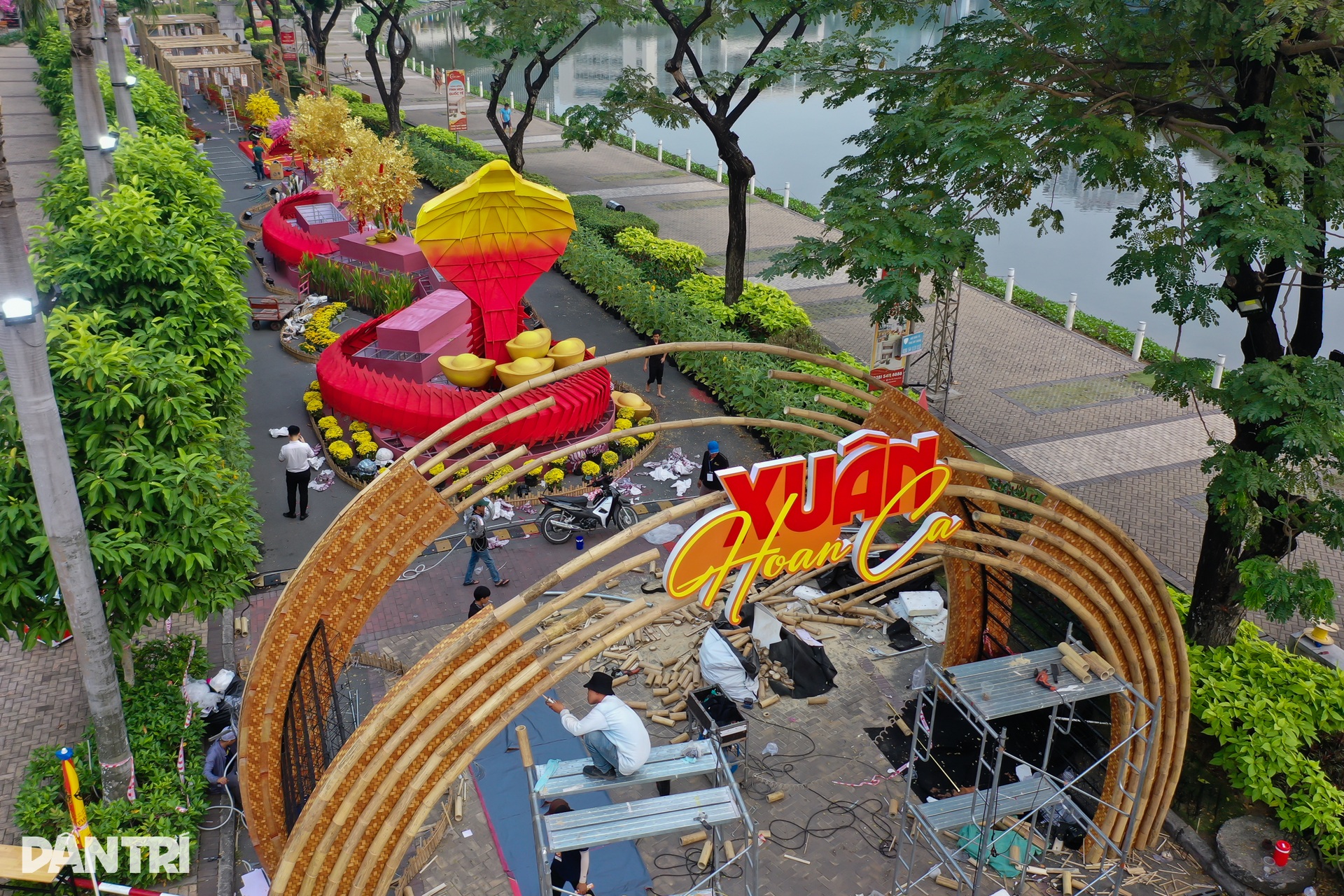 Ngắm linh vật kiểu xếp giấy ở đường hoa xuân khu nhà giàu Phú Mỹ Hưng - 1 Ngắm linh vật kiểu xếp giấy ở đường hoa xuân khu nhà giàu Phú Mỹ Hưng - 1