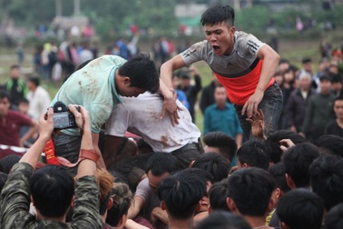 Hàng nghìn trai làng vượt rào lao vào cướp phết ở Hiền Quan