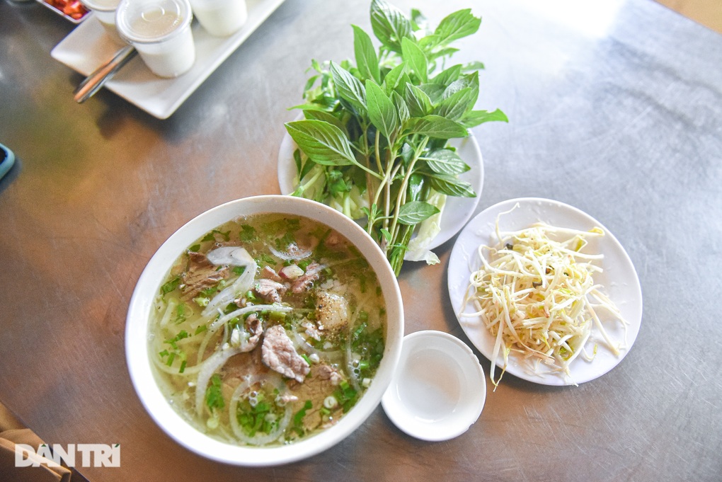 Quán phở gây thương nhớ, khách đông nườm nượp tại Đà Lạt của bà chủ U80 - 8 Quán phở gây thương nhớ, khách đông nườm nượp tại Đà Lạt của bà chủ U80 - 8