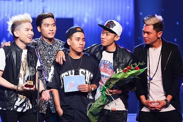 “Mượn” nhạc nước ngoài sáng tác, nhóm FB Boiz trả lại giải thưởng Bài hát Việt