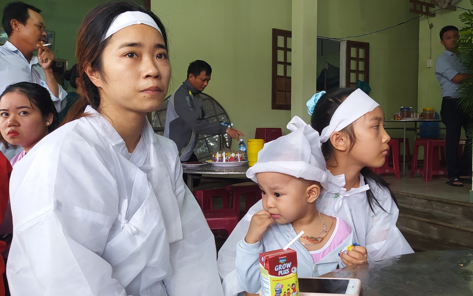Bố mẹ bị lũ cuốn trôi, con gái 2 tuổi ngơ ngác đội khăn tang - 2 Bố mẹ bị lũ cuốn trôi, con gái 2 tuổi ngơ ngác đội khăn tang - 2
