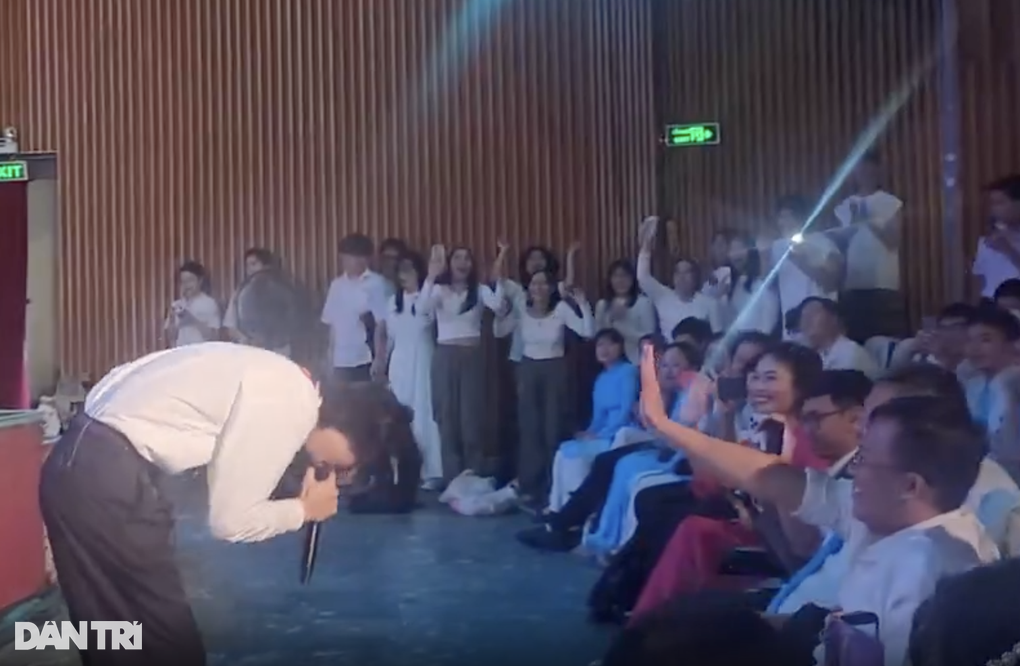 Ca sĩ Đen Vâu khuấy đảo tại lễ khai giảng ở TPHCM - 2 Ca sĩ Đen Vâu khuấy đảo tại lễ khai giảng ở TPHCM - 2