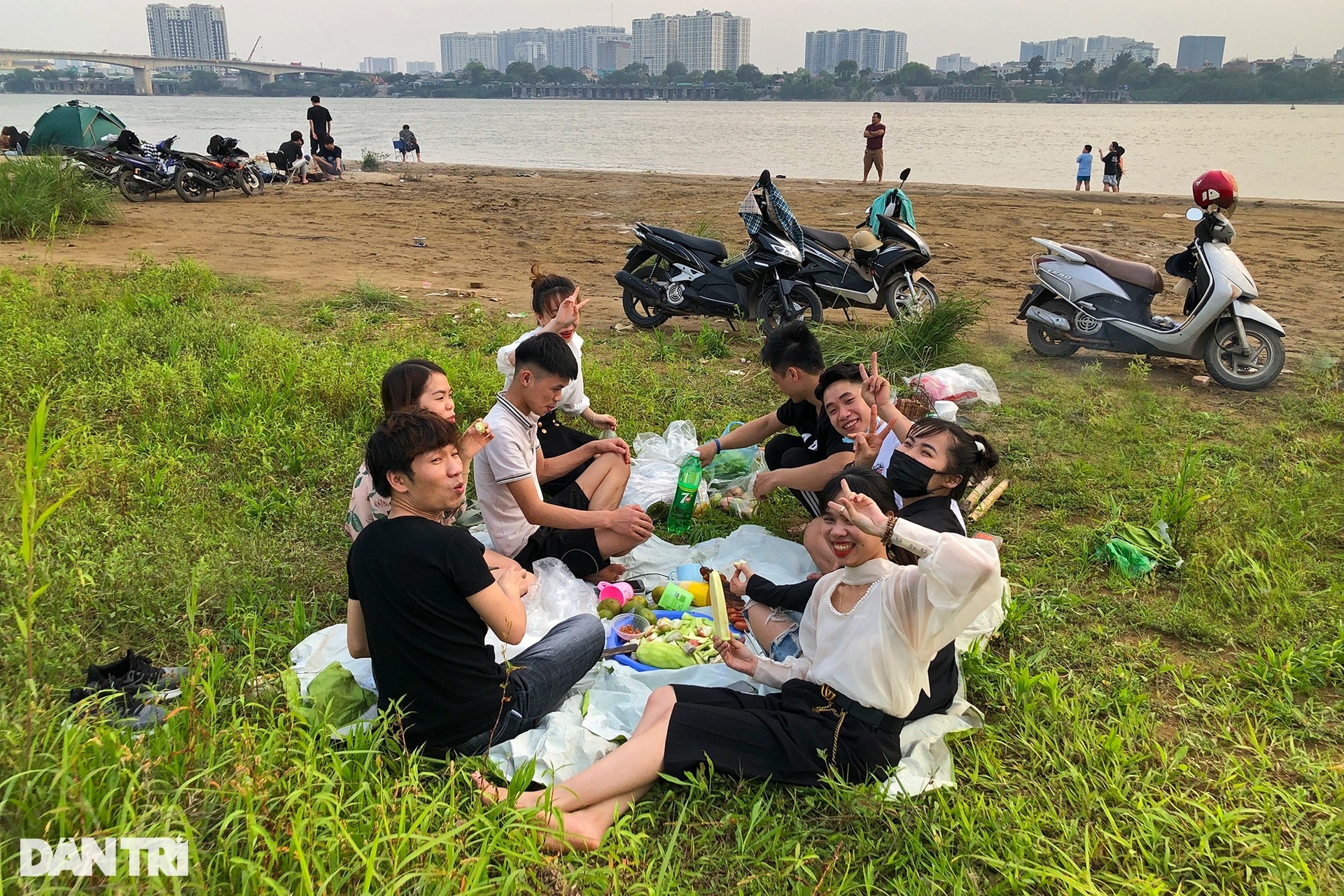 Đông nghịt người cắm trại, nghỉ ngơi ven sông Hồng dịp lễ 10/3 - 4