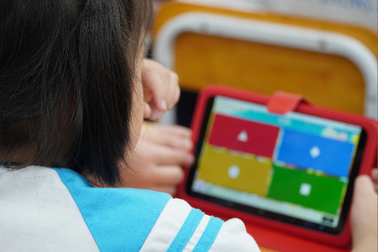 Bộ Giáo dục Anh lên kế hoạch cấm học sinh dùng điện thoại trong trường học