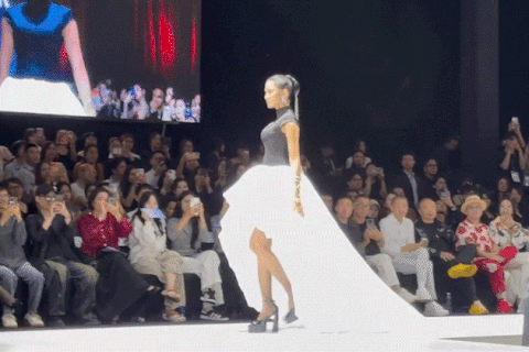 Hoàng Thùy tái hiện cú xoay váy từng gây “sốt” truyền thông quốc tế