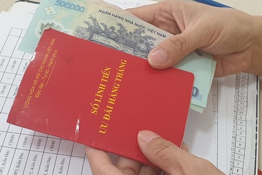 Người có công ở Đắk Nông nhận tiền hỗ trợ NQ42